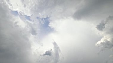 Cennet göğü. Hayali sihir. Doğa güzelliği. Hafif sütlü, kabarık bulutlar cenneti güneş ışınlarıyla kaplıyor..