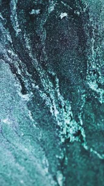 垂直ビデオ 光る流体波 流れ出す 海泡だ 緑色の白が大理石の質感を抽象的な背景に輝きます Redシネマカメラで撮影 — ストック動画