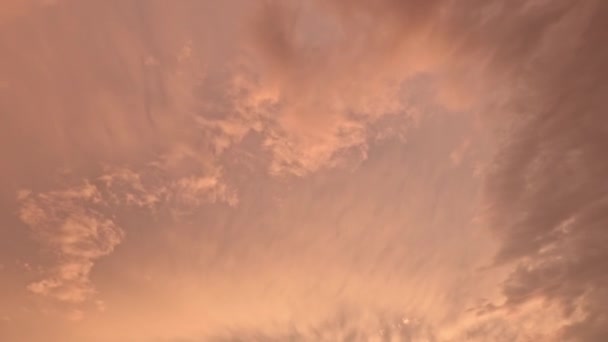 神奇的天空落日之美梦幻般的自由明亮的粉色蓬松的云彩 闪烁着太阳光 飞驰而过 — 图库视频影像