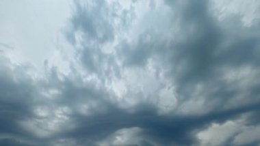 Sihirli gökyüzü. Atmosfer cenneti. Sakin bir ruh hali. Gri, kabarık, yoğun bulutlar cennette hızlı bir şekilde uçuyor..