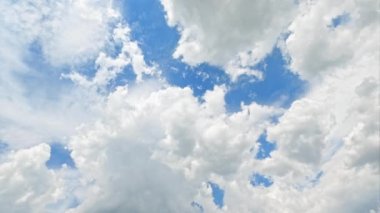 Rüya gibi bir gökyüzü. Hava görüntüsü. Sakin bir zihin. Beyaz kabarık bulutlu açık mavi cennet yavaş çekimde uçup gidiyor..