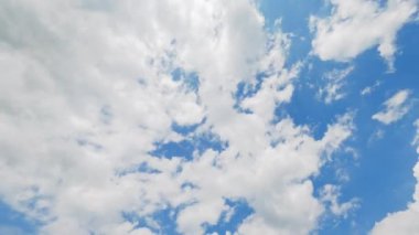 Sütlü sihirli gökyüzü. Gün ışığı güzeli. Hava meditasyonu. Beyaz kabarık bulutlu açık mavi gökyüzü hızla yükseliyor..