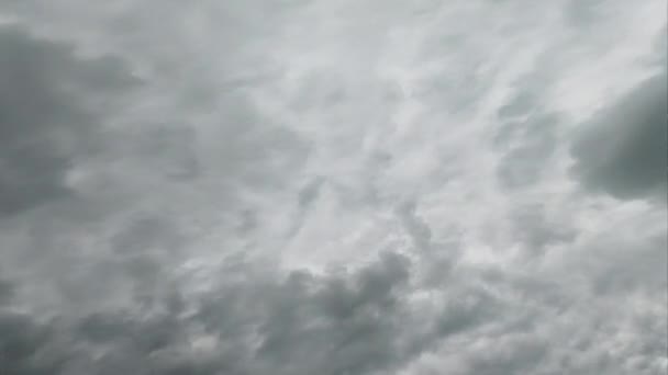 Przygnębiające Niebo Pogoda Wietrzna Widok Lotu Ptaka Deszczowy Biały Szary — Wideo stockowe