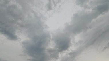 Gökyüzü güzeli. Gizemli bir atmosfer. Rüya gibi bir hava. Çalı gibi açık gri bulutlar tozlu kasvetli cenneti kaplıyor. Hızlı hareket..