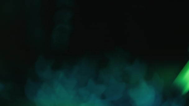 ネオンボケの光 ぼかしの色オーバーレイ 星模様の装飾 濃い黒の抽象的な背景に青緑の光の動きを強調 — ストック動画