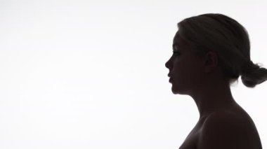 - Kadın sesi. Kadın hakları. Feminist güçlenme. Rahatsız edici, kendine güvenen, beyaz, boş bir arkaplanda izole bir şekilde konuşan üzgün bir kadının karanlık profilli silueti..