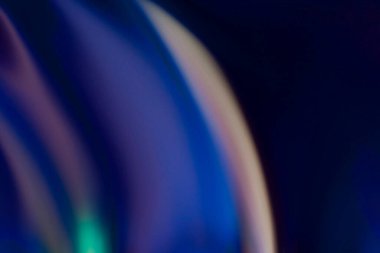 Bulanık neon parıltısı. İşaret fişeği. Geleceğe özgü bir parlaklık. Odaklanamayan mavi turuncu turuncu renk soyut boş arkaplanda parıldıyor.