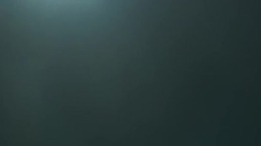 Odaklanamayan mercek fişeği kaplaması. Hafif bulanık ışık hareketi. Işıklandırılmış gri arkaplan