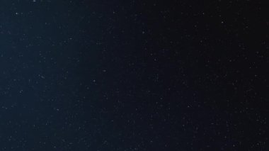 Teleskopik gökyüzü. Zaman Galaksisi. Sınırsız büyü. Çeşitli parlayan yıldızlar ve nebula ışıkları ile derin karanlık evren uzayı.