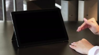 Model ekran. İnternetteki konferans. Sanal toplantı. Tanımlanamayan iş kadını boş fotokopi alanı siyah ekranlı tablet kullanmayı tartışıyor. Uzun video çekimi.