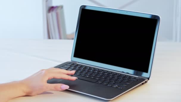 模拟显示屏 上网浏览 在线工作 工作场所使用带有黑色复制空间显示的笔记本电脑的女性手摇触摸板 — 图库视频影像