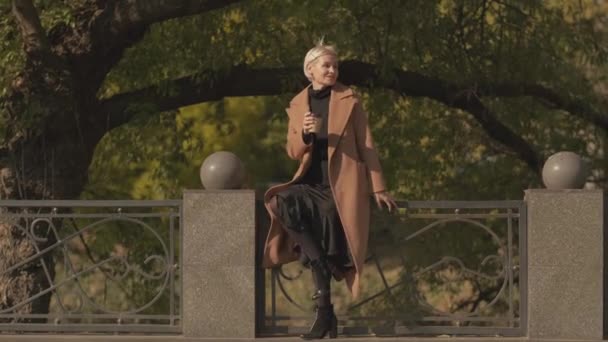 Desfrutando Caminhada Uma Mulher Elegante Natureza Pacífica Senhora Meia Idade — Vídeo de Stock