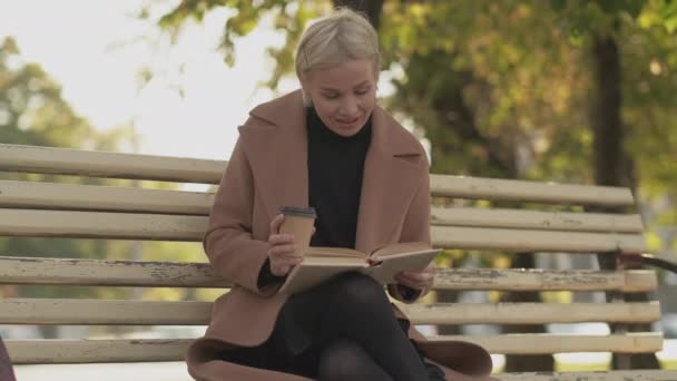 Disfrutando Lectura Una Mujer Curiosa Inspiración Otoño Feliz Chica Mediana — Vídeo de stock