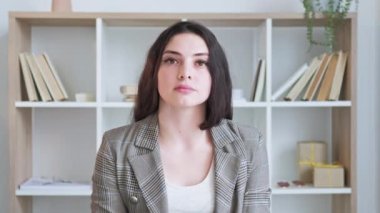 Çevrimiçi eleman alımı. Web röportajı. İş başvurusu. Neşeli, meraklı HR yöneticisi kadın sanal odadaki adayı selamlıyor. Uzun video çekimi.