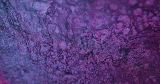 色流体抽象的な背景 インクの水の流れ 蛍光紫色の輝きの泡テクスチャ液体波平らな表面 Redシネマカメラで撮影 — ストック動画