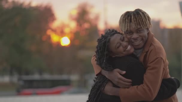 Conocer Emoción Amada Pareja Emoción Positiva Feliz Mujer Negra Hombre — Vídeos de Stock