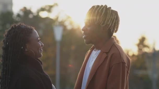浪漫的约会亲爱的夫妇 好好享受这一刻快乐快乐的黑人女人和男人在街上相遇 感受爱和柔情 — 图库视频影像