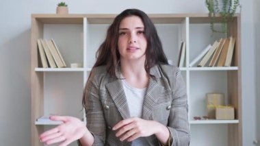 Sıkıcı bir ders. İnternet semineri. Uzaktan eğitim. Yavaş yavaş açıklayan öğretmen kadın uyandığında ofis içinde kapı çalma hareketi yapıyor. Uzun video çekimi.