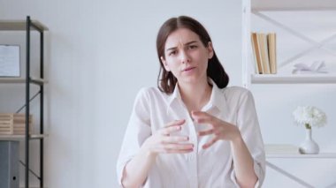 Sıkıcı bir ders. İnternet semineri. Uzaktan eğitim. Yavaş yavaş açıklayan öğretmen kadın uyandığında ofis içinde kapı çalma hareketi yapıyor. Uzun video çekimi.