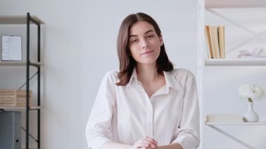 Çevrimiçi eleman alımı. Web röportajı. İş başvurusu. Neşeli, meraklı HR yöneticisi kadın sanal odadaki adayı selamlıyor. Uzun video çekimi.