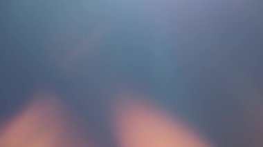 Koyu soyut arka planda deodaklanmış beyaz lens parlaması. Spot ışıkları ve Kirişler etkisi.