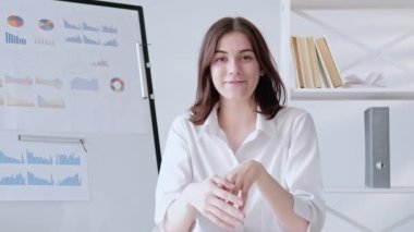 Çevrimiçi iş analizleri. Kurumsal Webinar. Ekonomi stratejisi. Çizelgeler hakkında veri istatistiklerini tartışan başarılı uzman kadın. Uzun video çekimi.
