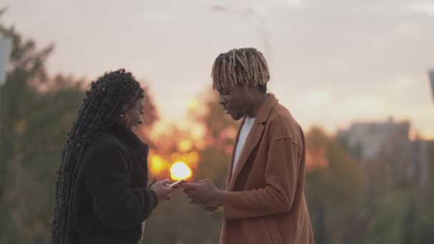 Reunión Romántica Una Pareja Feliz Comunicación Móvil Mujer Hombre Negros — Vídeos de Stock