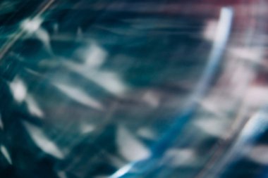 İşaret fişeği hareketi. Odaklanamayan parıltı. Eski film kaplaması. Lacivert turuncu ışın deseni koyu siyah soyut serbest alan arkaplanı üzerinde.