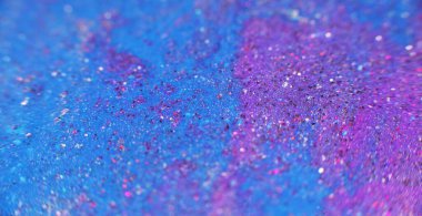 Parlak doku. Bulanık renk arkaplanı. Mürekkep suyu. Bokeh ışığı parlıyor. Odaklanmamış neon mavisi pembe mor parlak tahıl yüzeyi.