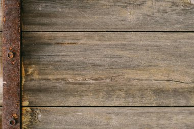 Tahta doku. Vintage kapı. Kahverengi arka plan. Çizikleri olan eski bir yüzey ve metin logosu için batten kopyalama alanı onarılıyor.