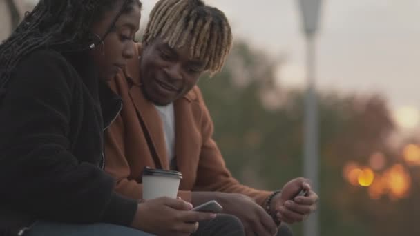 Una Cita Romántica Pareja Inspirada Tecnología Móvil Joyful Negro Mujer — Vídeos de Stock