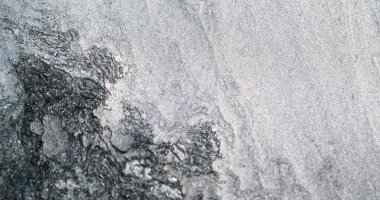 Kar soyut arkaplanı. Grunge dokusu. Kış buzu. Tek renkli açık siyah beyaz gri tanecikli kaba yapı posteri..