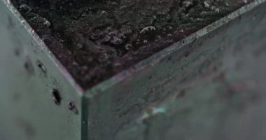 Cam küp rotasyonu. Fütürist soyut arka plan. Mineral taş dokusu. Odaklanamayan koyu mor parlak geometrik açı kaba yüzey. RED Sinema Kamerasında Çekim.