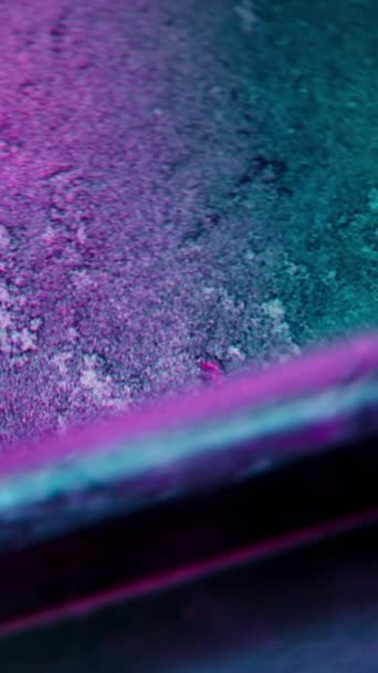 Vertikální Video Neonové Abstraktní Pozadí Rotace Skleněné Kostky Rozostřené Fluorescenční — Stock video