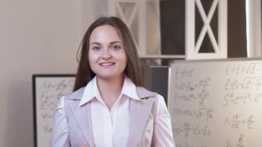 E-öğrenme sunumu. Uzaktan çalışma. Akademik web konferansı. Kendine güvenen öğretmen kadın beyaz tahtada bilimsel araştırma formülleri sunuyor. Uzun video çekimi.