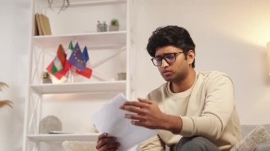 Kötü iş. Hayal kırıklığına uğramış bir adam. Yanlış veri. Keyifsiz adam, kanepede oturuyor. Işıklandırma odasının içini kontrol ettikten sonra kağıtları atıyor..