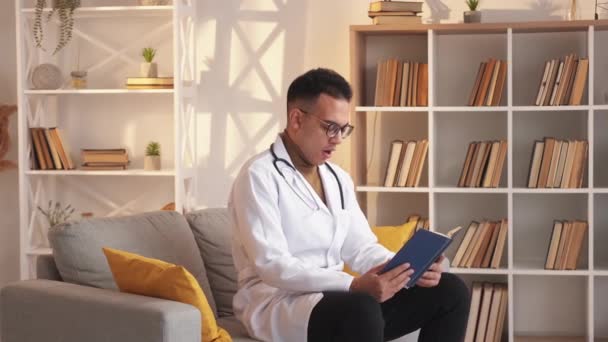 Studijní Přestávka Odpočiň Lékařský Výcvik Uvolněný Vyčerpaný Mužský Lékař Čtení — Stock video