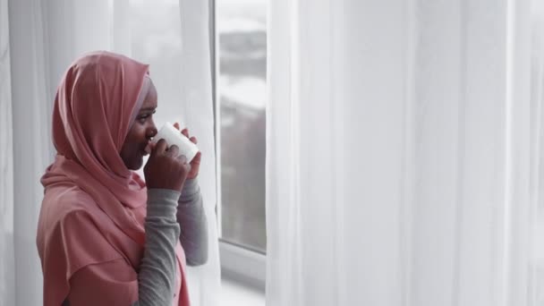 Przerwa Kawę Zrelaksowana Kobieta Wypoczynek Domu Pretty Uśmiechnięta Pani Hidżabie — Wideo stockowe