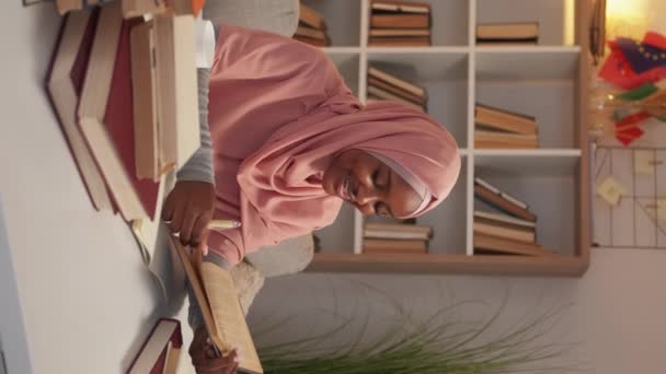 Vídeo Vertical Interesante Libro Mujer Inspirada Educación Hogar Feliz Oriental — Vídeos de Stock