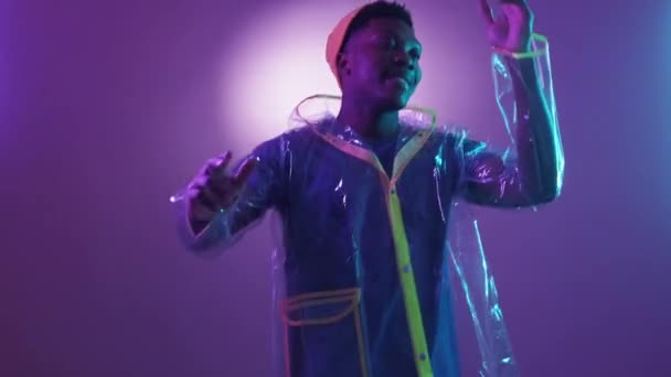 Neonowi Ludzie Impreza Cyberpunkowa Noc Synthwave Rozbawiony Mężczyzna Plastikowym Płaszczu — Wideo stockowe