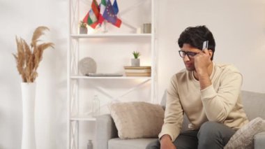 Gecikmiş ödeme. Üzgün adam. Finansal sorun. Hayal kırıklığına uğramış sıradan bir adam, evin içinde kredi kartını kafasından vururken depresyona girer..