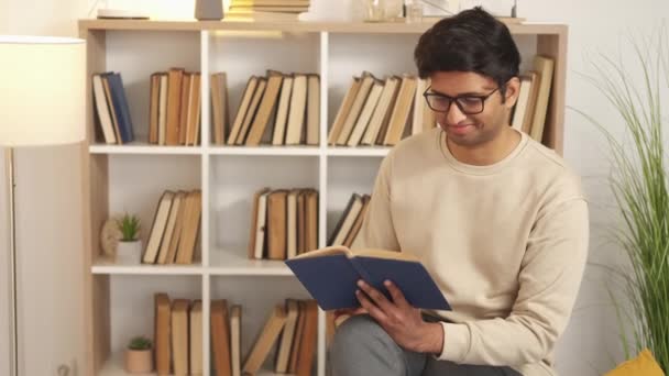 Otthoni Szabadidő Olvasó Ember Élvezem Irodalmat Boldog Alkalmi Srác Kanapé — Stock videók