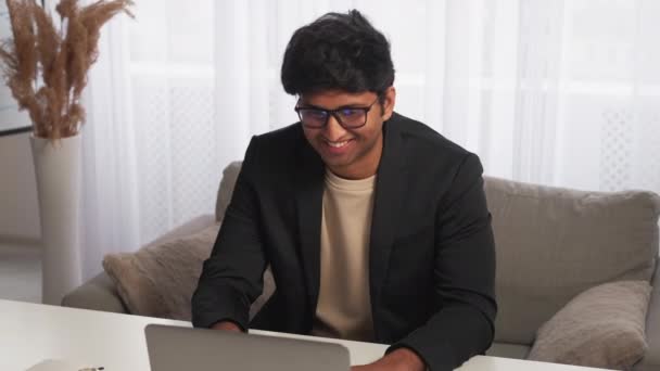 Fernarbeit Glücklicher Mann Online Kommunikation Smart Lässig Lächelnde Kerl Reden — Stockvideo
