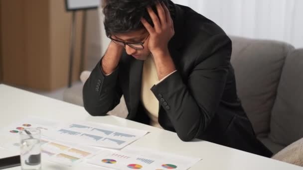 Utmattat Arbete Deprimerad Man Ekonomisk Rapport Trött Ledsen Kille Känsla — Stockvideo