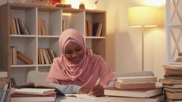 Studera Inspiration Lycklig Kvinna Läxuppsats Leende Dam Hijab Skrivbord Skriva — Stockvideo