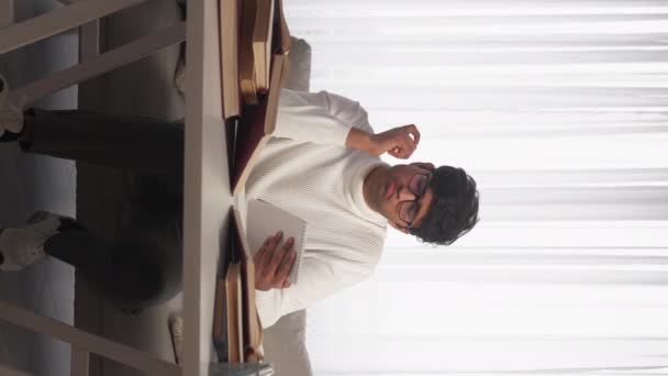 Dikey Video Yorgun Bir Eğitim Düşünceli Adam Kompozisyon Problemi Yığınla — Stok video