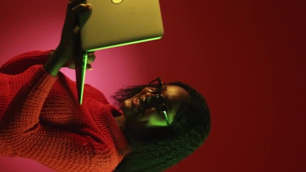 Vertikální Video Připojení Online Chytrá Žena Neonový Světelný Portrét Happy — Stock video