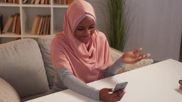 Appel Vidéo Femme Excitée Communication Mobile Joyeux Dame Hijab Parler — Video