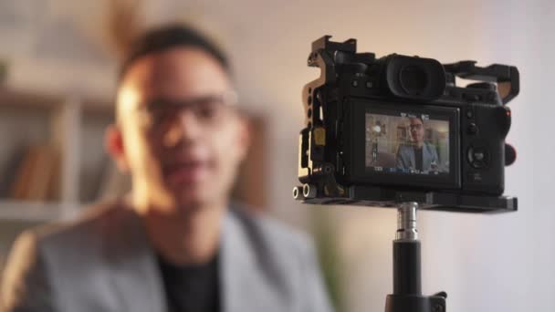 Vlogger Felszerelés Vlog Felvétel Digitális Technológia Magabiztos Üzletember Beszél Felvétel — Stock videók