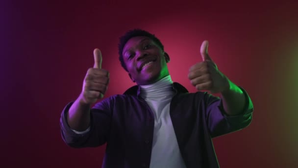 Wie Geste Leuchtende Menschen Wahlfreiheit Zufrieden Lächelnder Kerl Unterstützt Idee — Stockvideo